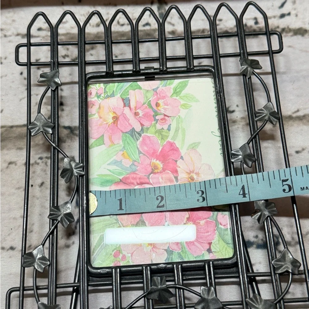 Vintage 90’s Black‎ Metal Picture Frame with leaves scroll